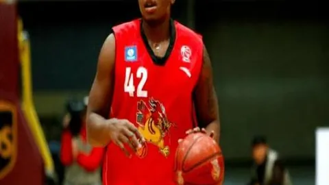 新疆客场休息室现惊人大洞，碎屑引发热议